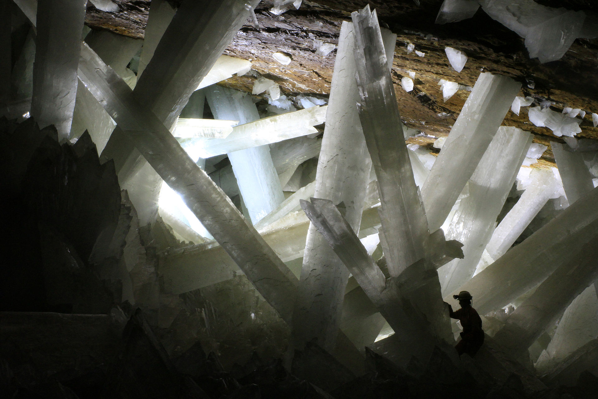 https://en.wikipedia.org/wiki/Cave_of_the_Crystals#/media/File:Cristales_cueva_de_Naica.JPG