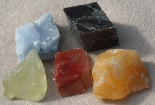 http://www.emsb.qc.ca/laurenhill/science/crystals.html